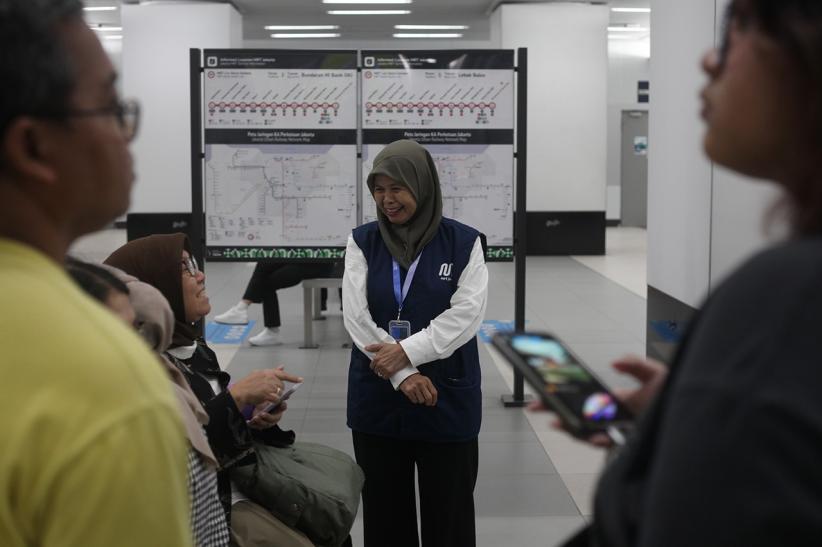 Potret Lansia Jadi Pekerja di MRT Jakarta - Bagian 5