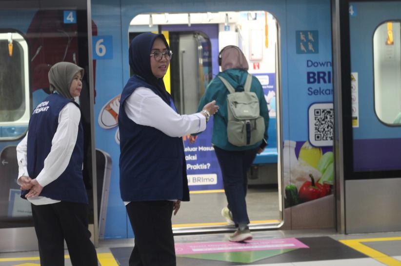 Potret Lansia Jadi Pekerja di MRT Jakarta - Bagian 2