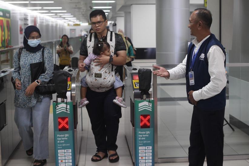 Potret Lansia Jadi Pekerja di MRT Jakarta - Bagian 3