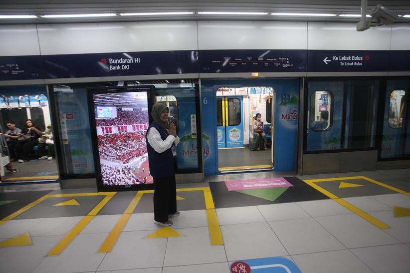 Potret Lansia Jadi Pekerja di MRT Jakarta - Bagian 1