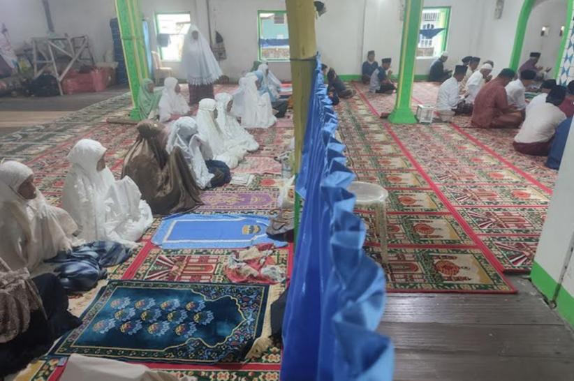 Suasana Khidmat Jemaah Tarekat Naqsabandiyah di Padang Gelar Salat Iduladha Lebih Awal