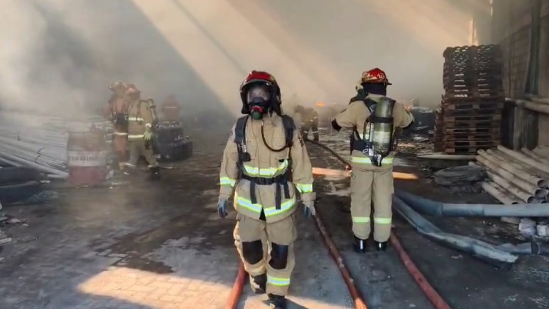 Gudang Tiner di Surabaya Terbakar, Pemilik Terluka Akibat Ledakan Drum 