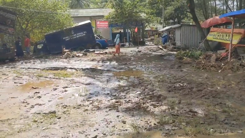 Pantai Gemah Tulungagung Porak-poranda Diterjang Banjir Bandang
