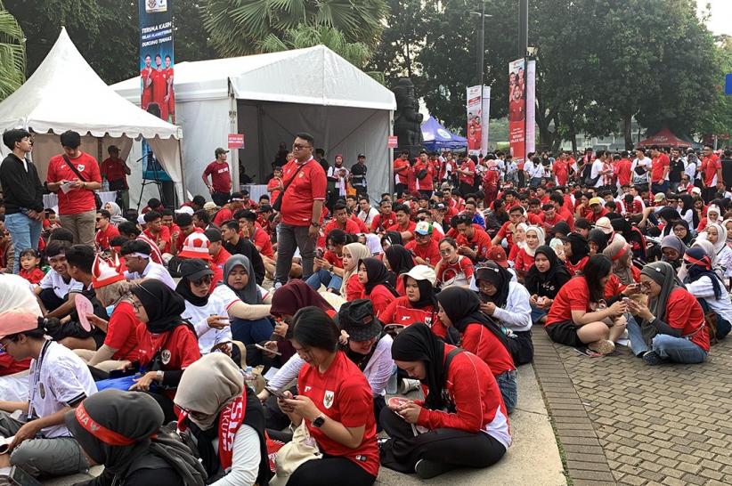SUGBK Memerah, Ribuan Suporter Sambut Laga Timnas Indonesia vs China - Bagian 3