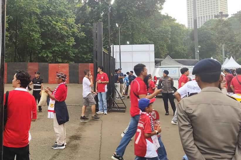 SUGBK Memerah, Ribuan Suporter Sambut Laga Timnas Indonesia vs China - Bagian 4
