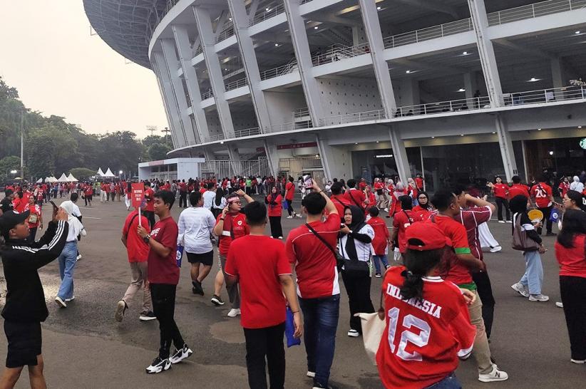 SUGBK Memerah, Ribuan Suporter Sambut Laga Timnas Indonesia vs China - Bagian 1