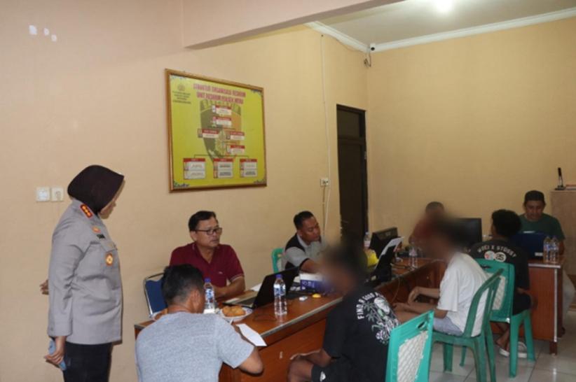 title Polisi Tangkap 9 Anggota Geng Motor di Cirebon, Aksinya Viral Rusak Rumah Warga Polisi Tangkap 9 Anggota Geng Motor di Cirebon, Aksinya Viral Rusak Rumah Warga