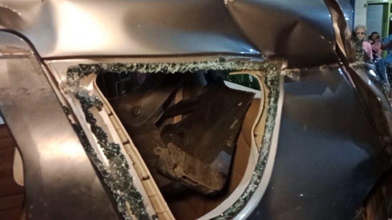 Mobil Ditabrak Kereta di Surabaya, Penumpang dan Sopir Berhasil Keluar Sebelum Benturan Terjadi