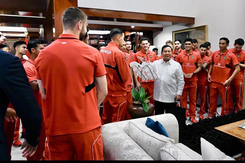 Momen Timnas Indonesia Disambut Hangat Presiden Prabowo Usai Kalahkan China - Bagian 2