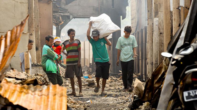 Mengais Puing Sisa Kebakaran yang Hanguskan Puluhan Rumah di Penjaringan - Bagian 4