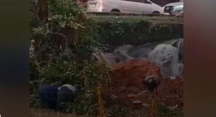 Tembok Tebing Longsor Timpa 2 Motor di Cileungsi Bogor, Warga Selamat dari Maut