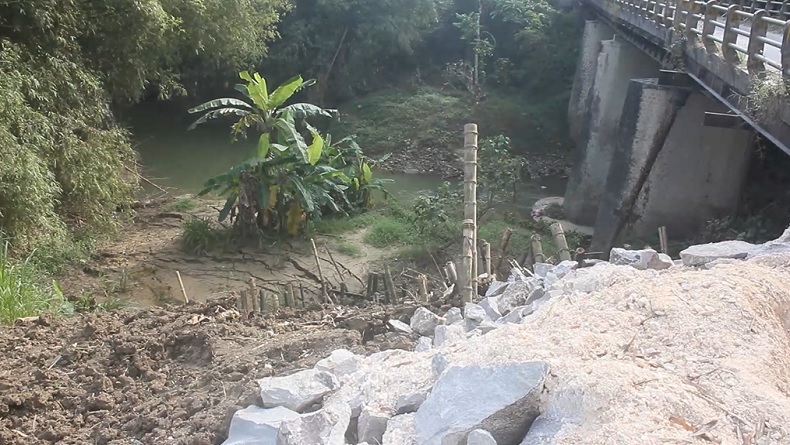 Talud Jembatan Penghubung Antardesa di Blora Longsor, Mobil Dialihkan ke Jalur Alternatif