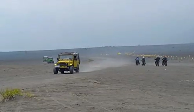 Polisi Buru Penebar Ranjau Paku di Lautan Pasir Bromo Probolinggo
