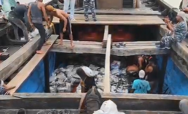 Detik-Detik TNI AL Gagalkan Penyelundupan 45 Ton Pasir Timah ke Malaysia di Pangkalpinang