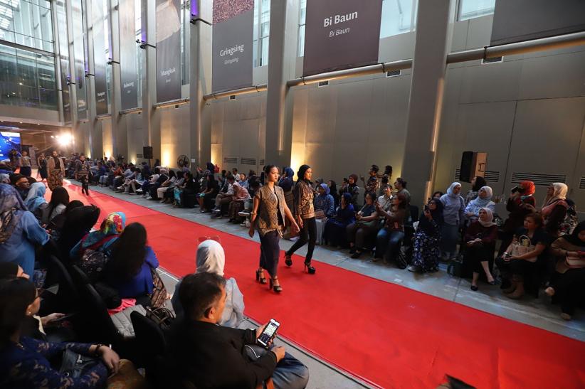 Potret 498 Perempuan Memakai Keindahan Wastra Nusantara - Bagian 5