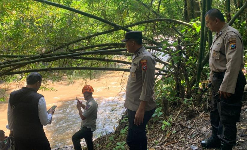title 2 Bocah Hanyut Terseret Arus Sungai Brantas Malang, 1 Hilang 1 Selamat 2 Bocah Hanyut Terseret Arus Sungai Brantas Malang, 1 Hilang 1 Selamat