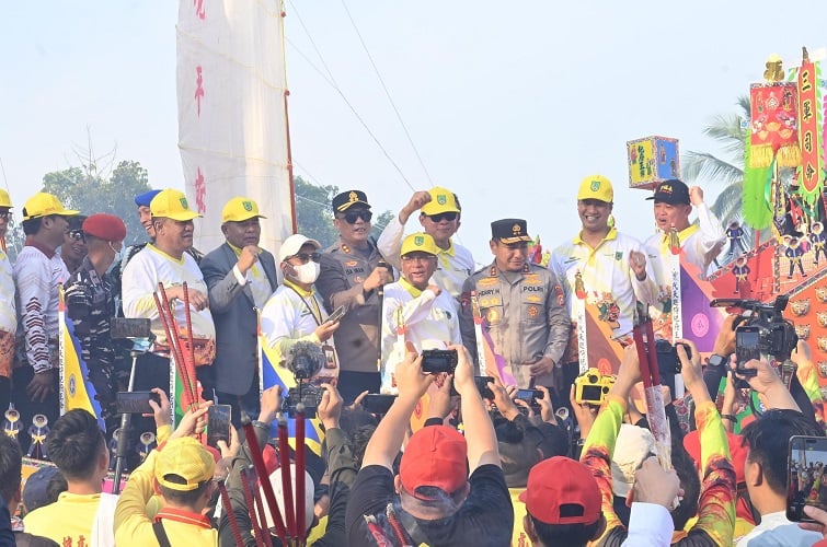 Bupati Rokan Hilir Berbaur bersama Masyarakat Tionghoa di Festival Bakar Tongkang