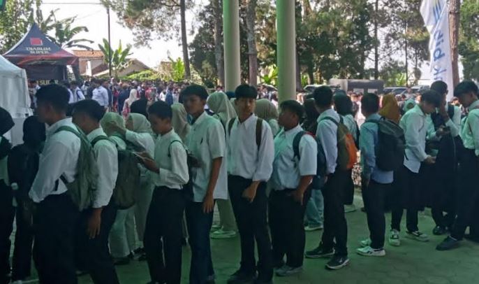 Ribuan Pelamar Kerja Rela Antre Sejak Pagi demi Dapat Kerja di Job Fair Disnaker KBB
