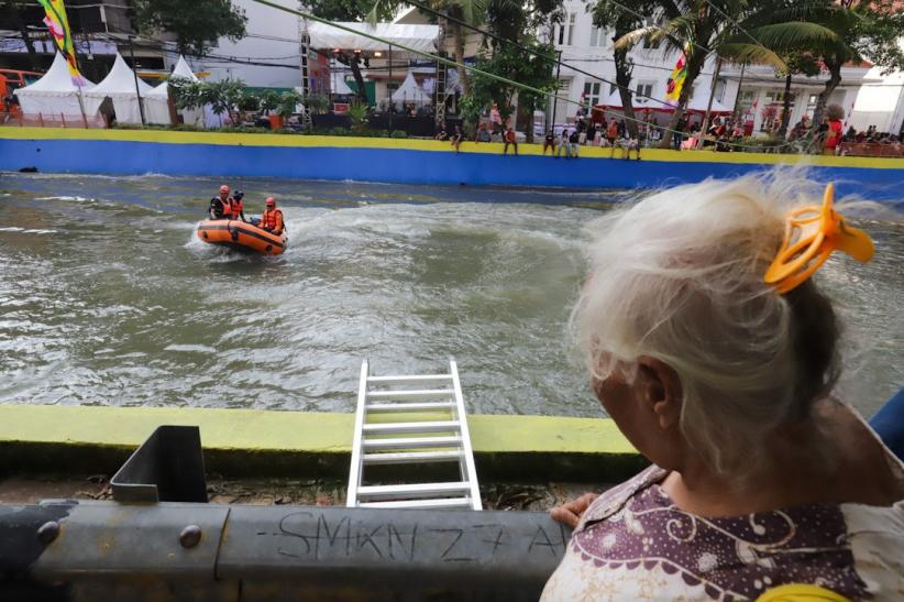 Operasi Penyelamatan di Aliran Sungai Ciliwung - Bagian 6