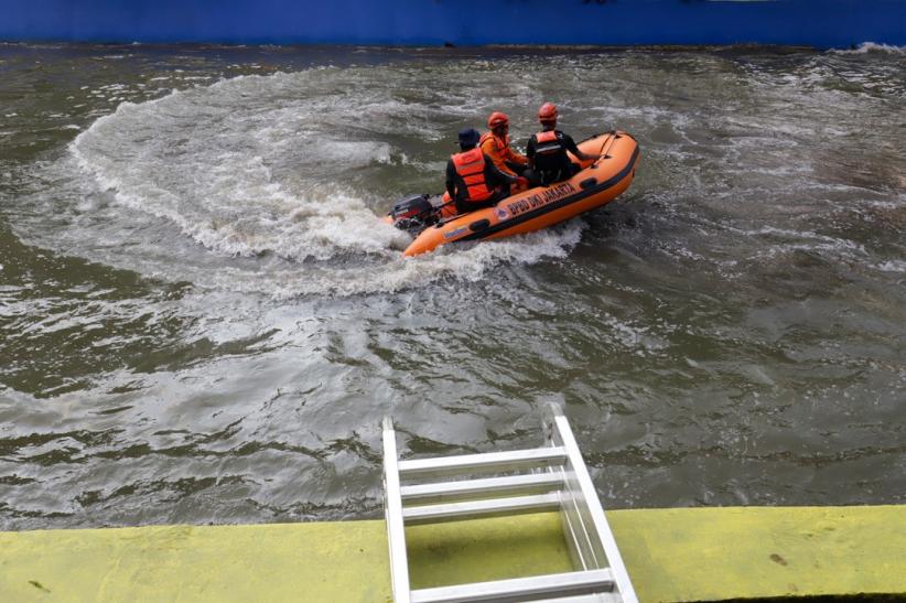 Operasi Penyelamatan di Aliran Sungai Ciliwung - Bagian 4