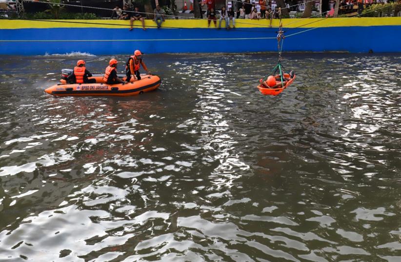 Operasi Penyelamatan di Aliran Sungai Ciliwung - Bagian 2