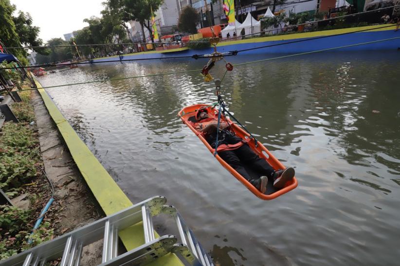 Operasi Penyelamatan di Aliran Sungai Ciliwung - Bagian 1