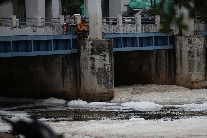 Penampakan Permukaan Air KBT Penuh Busa, DLH Selidiki - Bagian 5
