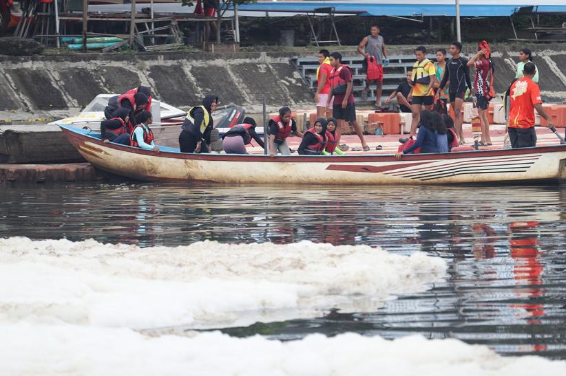 Penampakan Permukaan Air KBT Penuh Busa, DLH Selidiki - Bagian 2
