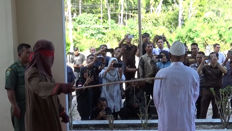 Belasan Warga Aceh Selatan Jalani Hukuman Cambuk, Pemerkosa hingga Penjudi