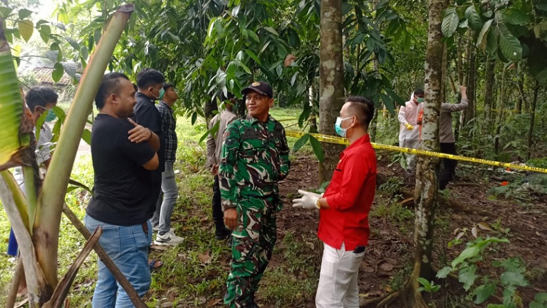 title Lebak Heboh! Mayat Pria Ditemukan di Bawah Pohon Melinjo, Kondisi Mengenaskan Lebak Heboh! Mayat Pria Ditemukan di Bawah Pohon Melinjo, Kondisi Mengenaskan