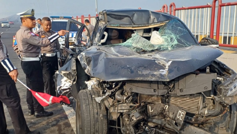 Kecelakaan di Jembatan Suramadu Bangkalan, Fortuner Oleng Hantam Pembatas Jalan