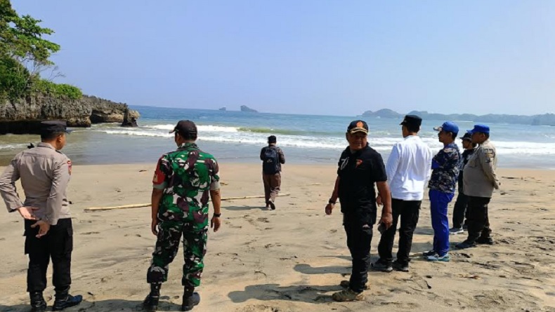 title Wisatawan Pantai Ungapan Malang Hilang Terseret Ombak, Sempat Terekam Kamera Mengapung Wisatawan Pantai Ungapan Malang Hilang Terseret Ombak, Sempat Terekam Kamera Mengapung