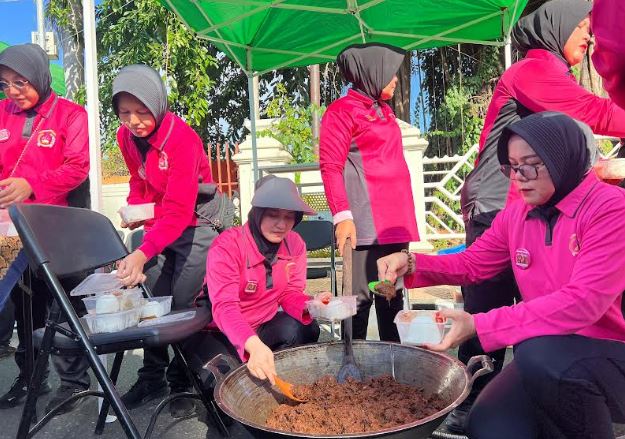 1.000 Bhayangkari Masak 1 Ton Rendang di Mapolda Sumbar Sabet Rekor MURI