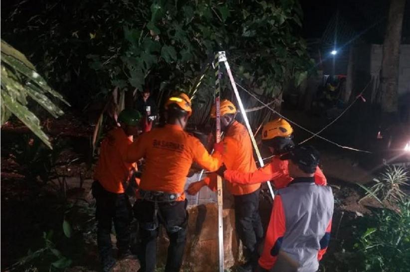 Terjebak 10 Jam di Sumur Sedalam 20 Meter, Lansia di Tanah Datar Diselamatkan SAR