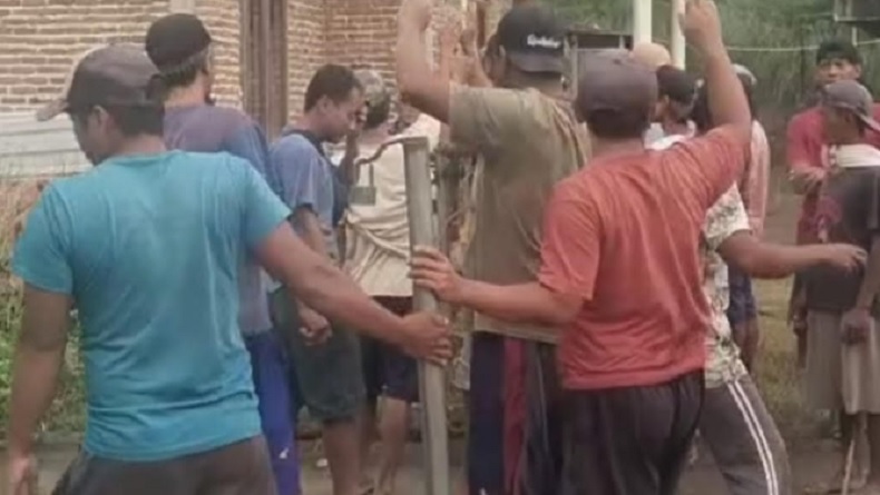 Akses Masuk Tambang Pasir Ilegal di Argasunya Cirebon Dibongkar Paksa Sekelompok Warga