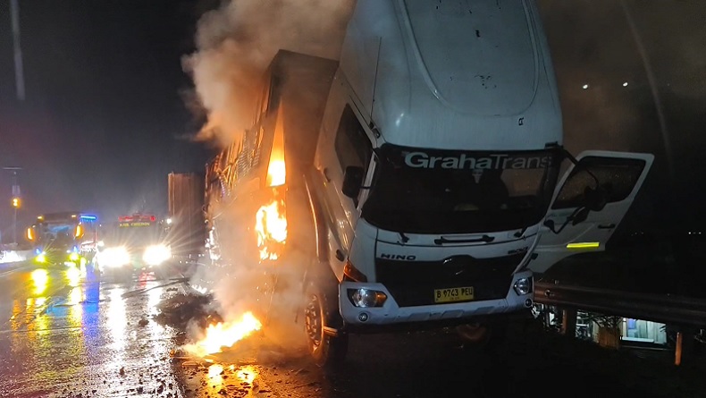 Truk Ekspedisi Terbakar Hebat di Tol Kanci-Pejagan Cirebon