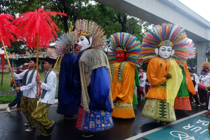 Atraksi Parade Ondel-Ondel dan Palang Pintu Hibur Pengunjung TMII - Bagian 1