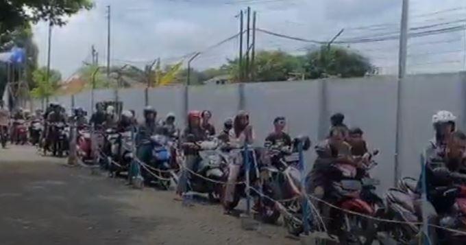 Warga Serbu Samsat Semarang di Hari Terakhir Pemutihan Denda Pajak Kendaraan