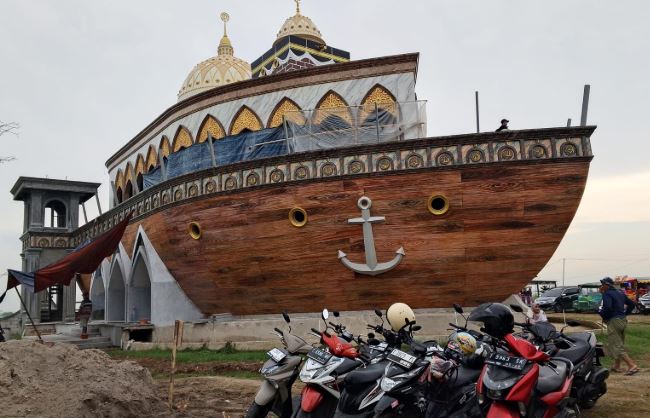 Viral Masjid Kapal Nabi Nuh di Pantai Sedari Karawang Diserbu Wisatawan