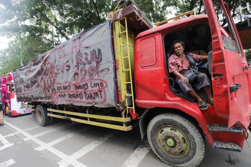 Ratusan Sopir Truk Unjuk Rasa Tolak Kebijakan Zero ODOL - Bagian 5