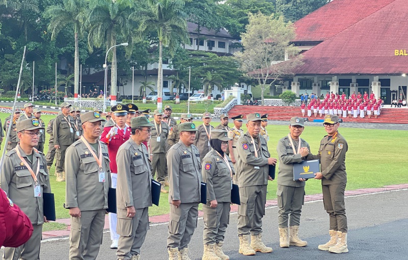Bupati dan Wakil Bupati Badung Terima Pin Alumni Kehormatan