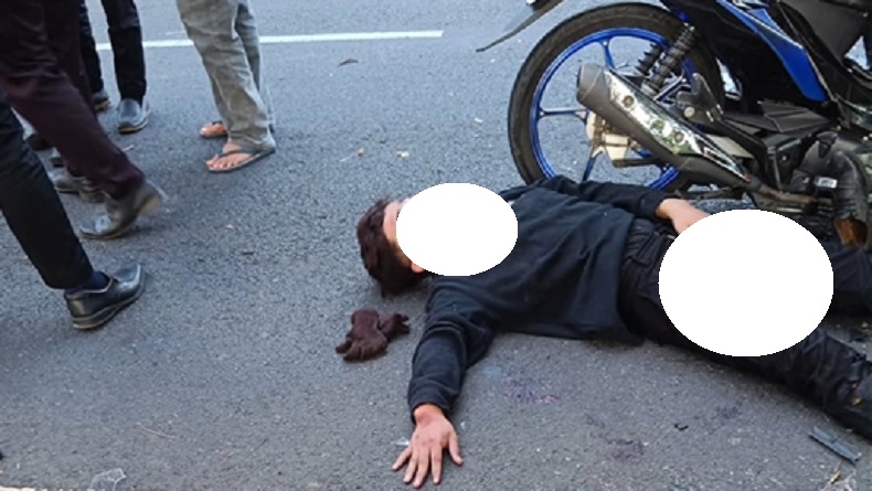 Motor Melaju Kencang Tabrak Truk Mogok di Bangkalan, Pengendara Tergeletak di Jalan