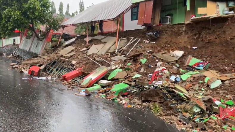 Hujan Deras, Tembok Penahan Tanah Sekolah di Pandeglang Ambruk Timpa 2 Motor