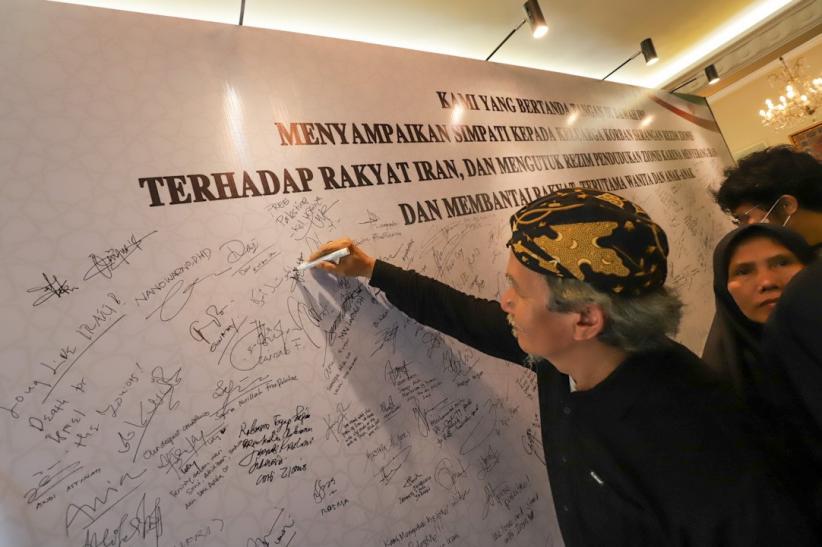 Beri Dukungan, Warga Berdatangan ke Kediaman Dubes Iran - Bagian 2