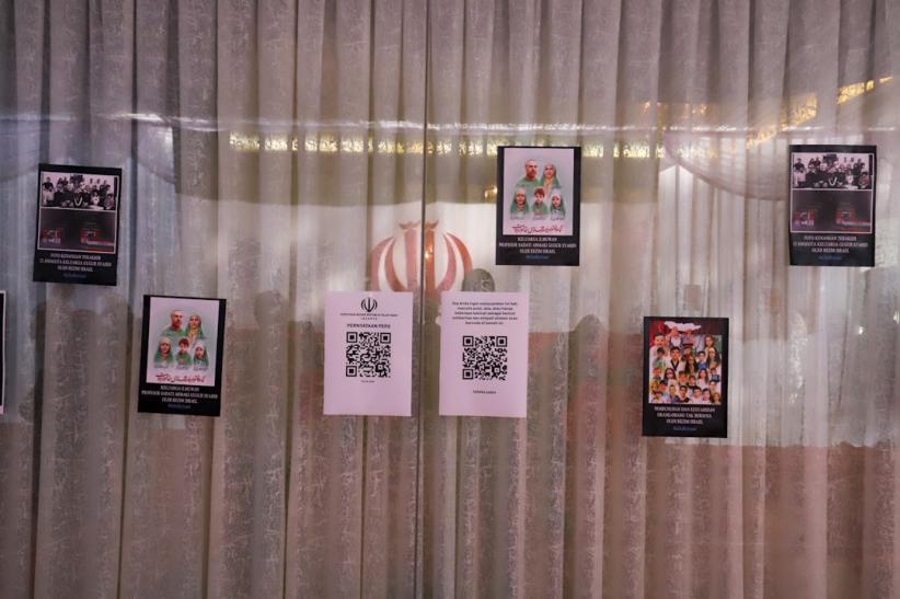 Beri Dukungan, Warga Berdatangan ke Kediaman Dubes Iran - Bagian 3