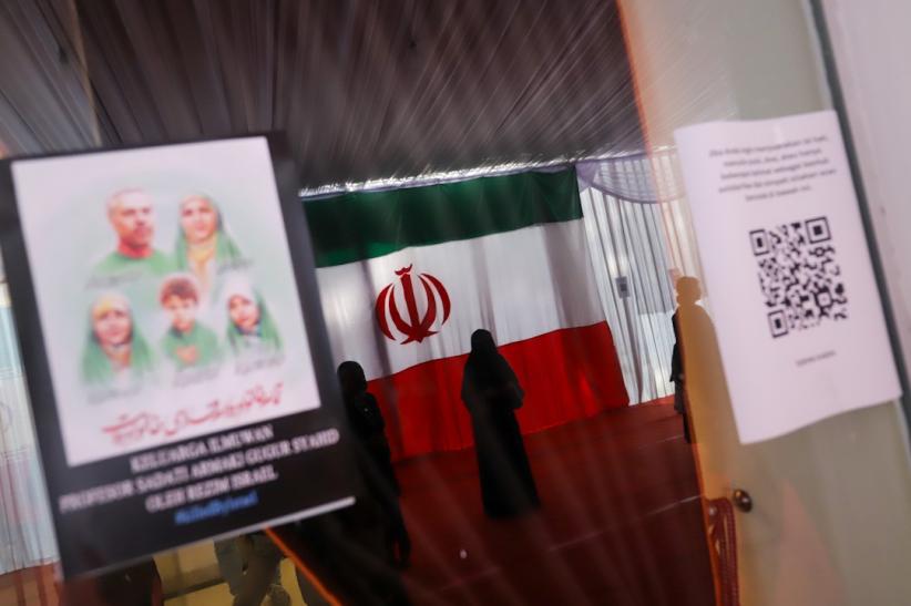 Beri Dukungan, Warga Berdatangan ke Kediaman Dubes Iran - Bagian 1