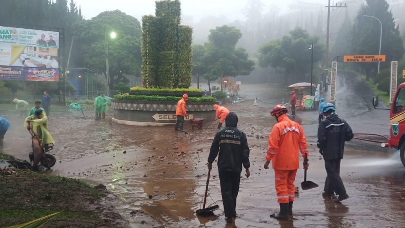 Hujan Deras, Banjir Terjang Wisata Selecta Kota Batu