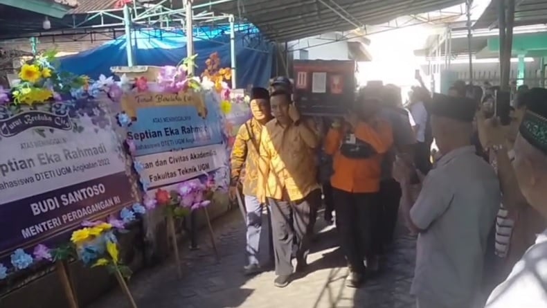 title Tangis Keluarga Pecah Sambut Jenazah Mahasiswa KKN UGM di Rumah Duka Sumbawa Tangis Keluarga Pecah Sambut Jenazah Mahasiswa KKN UGM di Rumah Duka Sumbawa