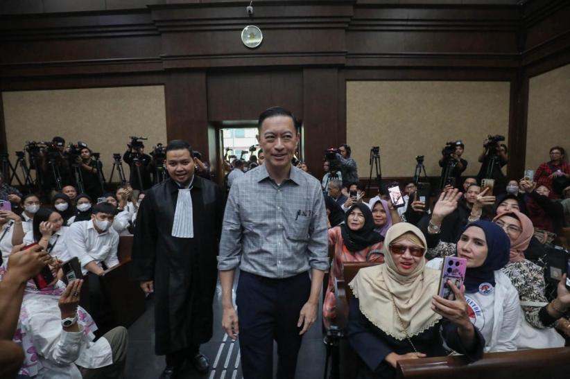 Senyum Tom Lembong Dituntut 7 Tahun Penjara dalam Kasus Impor Gula - Bagian 1