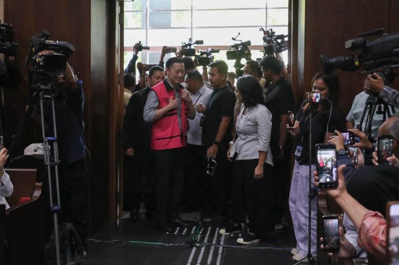 Senyum Tom Lembong Dituntut 7 Tahun Penjara dalam Kasus Impor Gula - Bagian 4